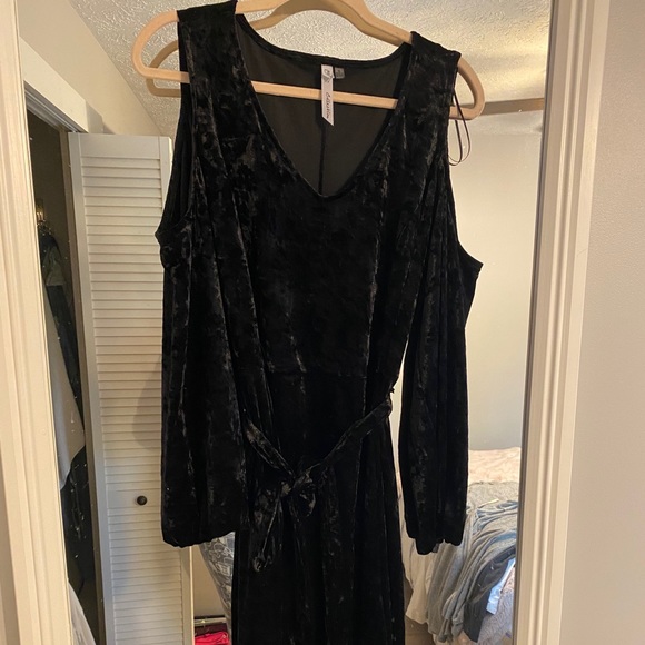 Plus size crushed velvet cold shoulder dress - Picture 1 of 5